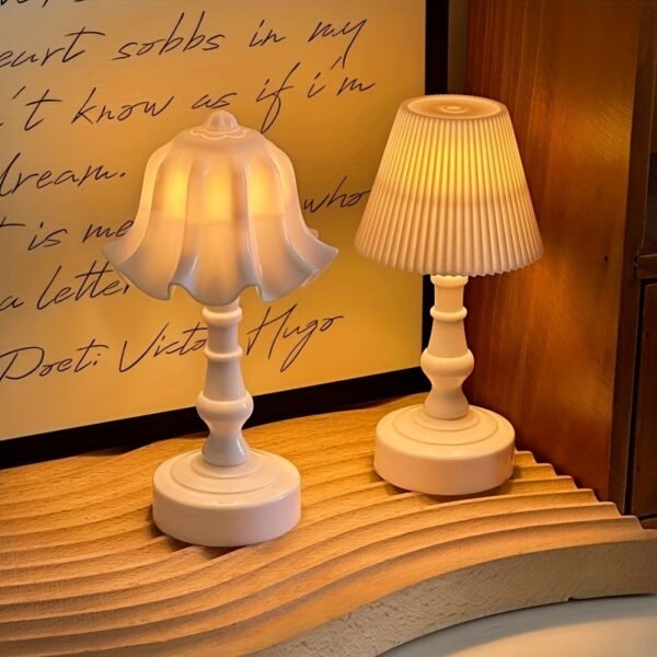01c61d96-684d-45ea-af2a-5889b2bcda88.jpg 1pc of a Simulated Electronic Mini Desk Lamp random design