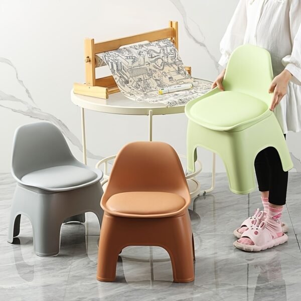 784cf85b-b2ca-475d-988d-ec8d02dec48a.jpg A Round Plastic Stool Random colour